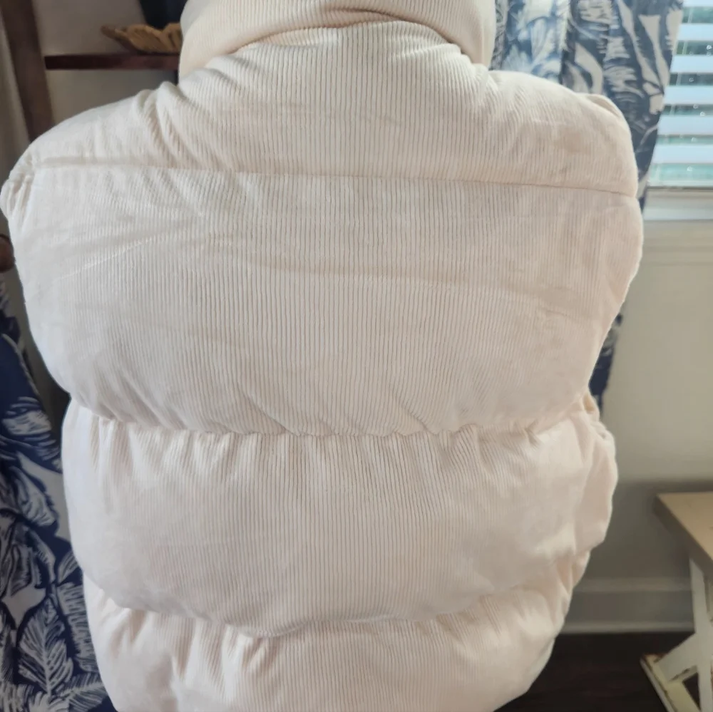 Nuuds Velour Puffer Vest In Bone
